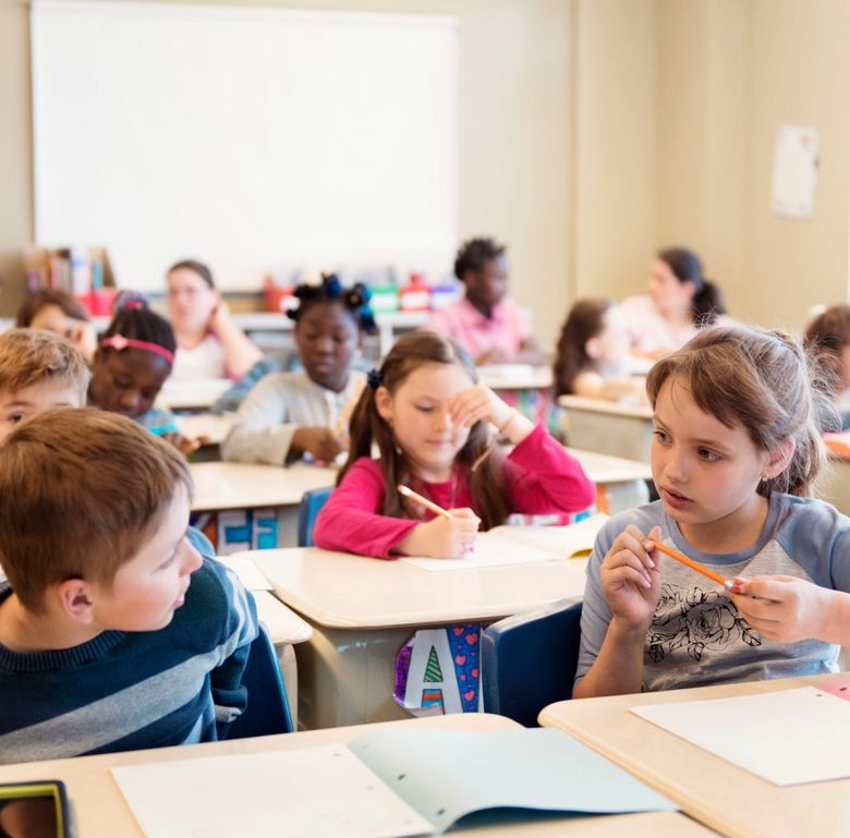 Schülerinnen und Schüler sitzen im Unterricht.